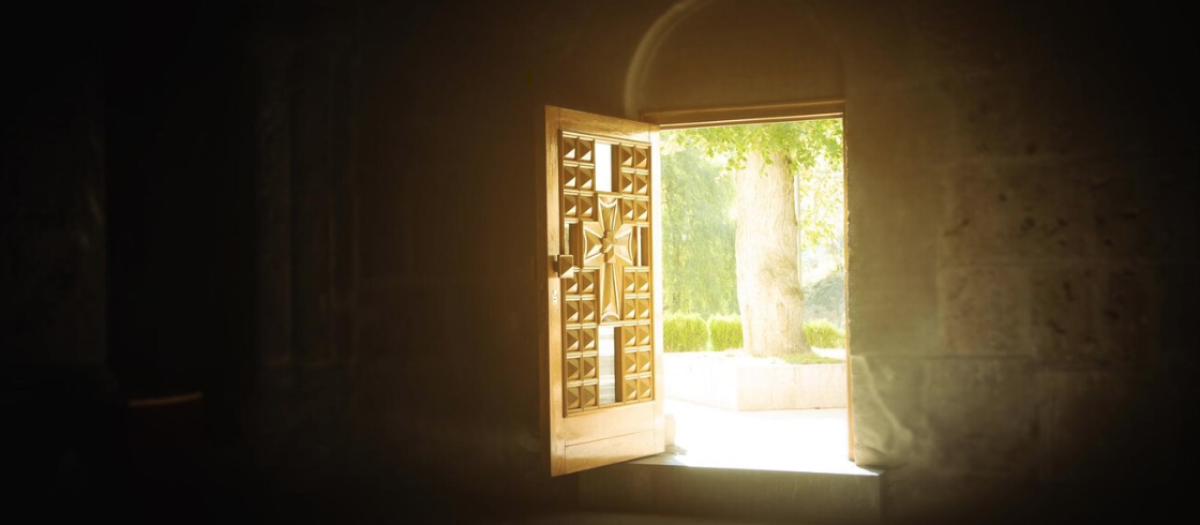 Una recóndita iglesia con sus puertas abiertas