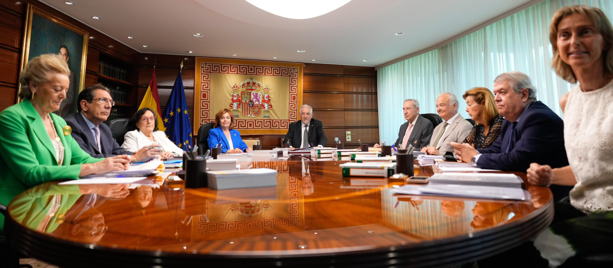 Los magistrados del Tribunal Constitucional, durante la deliberación sobre la ley de la amnistía