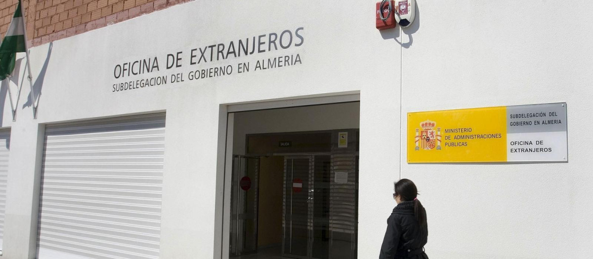 Fachada de la Oficina de Extranjería de Almería