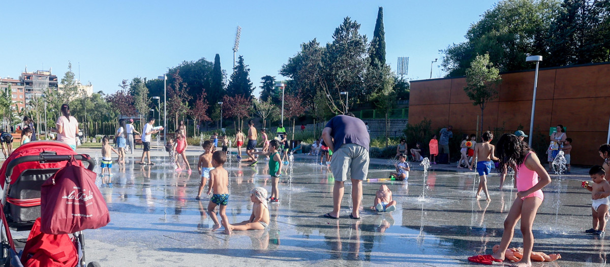 Varios niños se refrescan en instalaciones del Canal de Isabel II ante la ola de calor