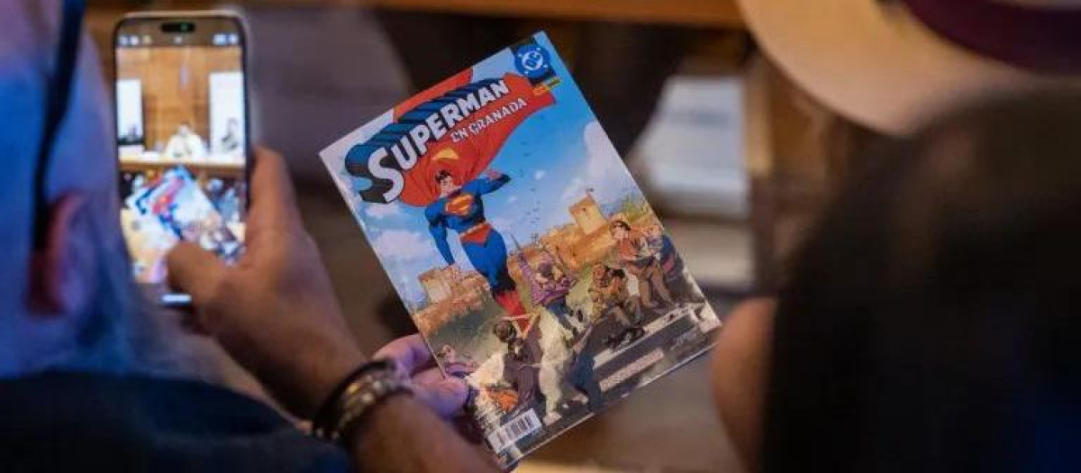 Superman sobrevuela por primera vez la Alhambra gracias al talento de Jorge Jiménez, dibujante DC Comics que lo ha dejado sin poderes para que recorra Granada como un turista más