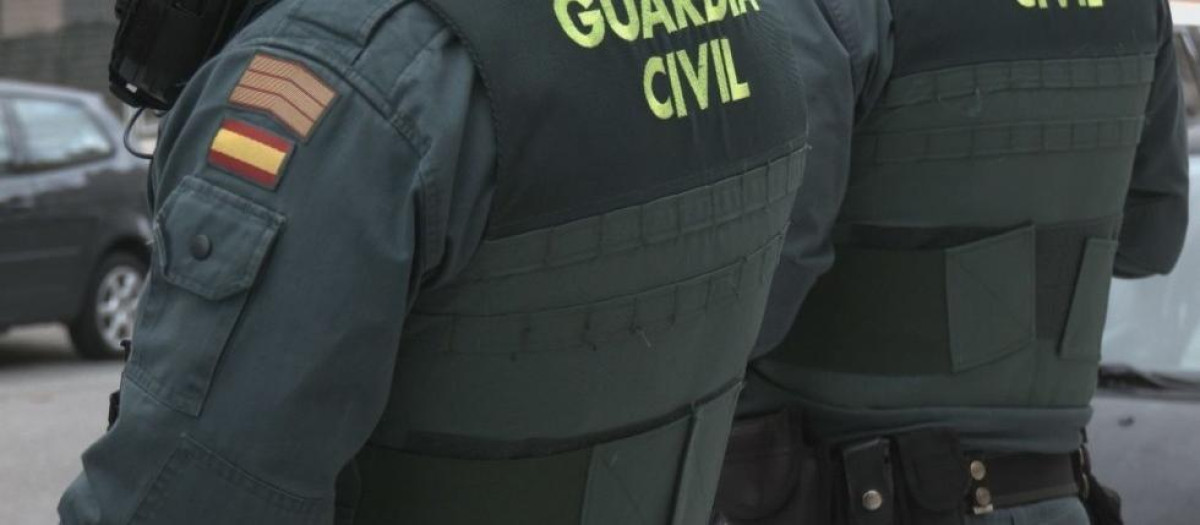 Agentes de la Guardia Civil.

REMITIDA / HANDOUT por GUARDIA CIVIL
Fotografía remitida a medios de comunicación exclusivamente para ilustrar la noticia a la que hace referencia la imagen, y citando la procedencia de la imagen en la firma
26/6/2025