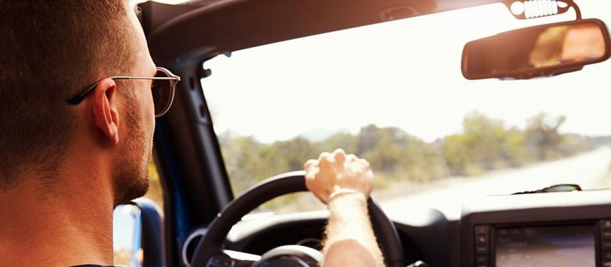 Un hombre conduciendo