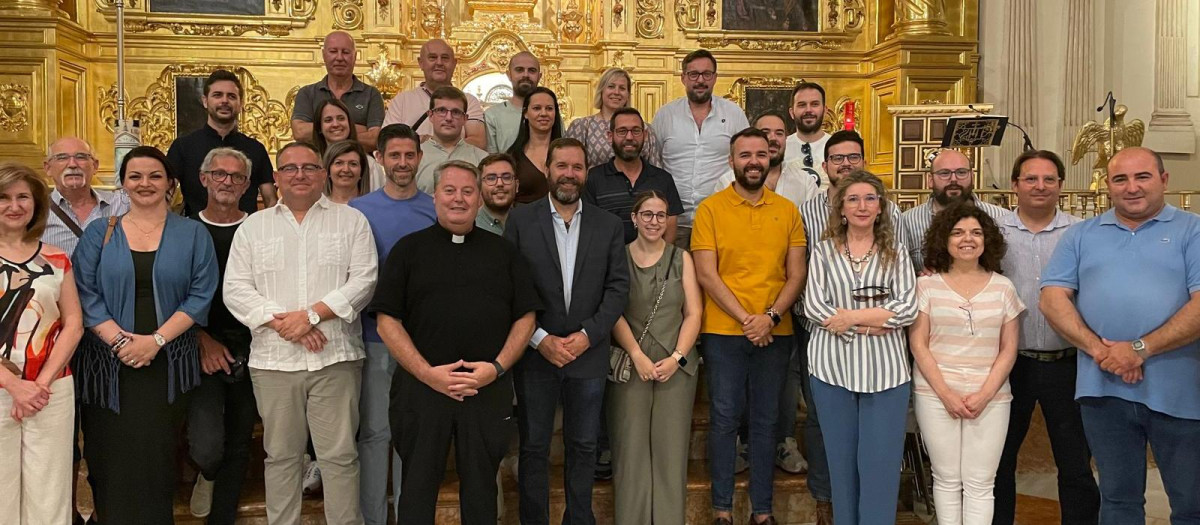 En el centro, el nuevo presidente de la de la Agrupación General de Cofradías de Cabra