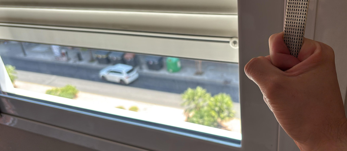 Imagen del cierre de una persiana en plena ola de calor.