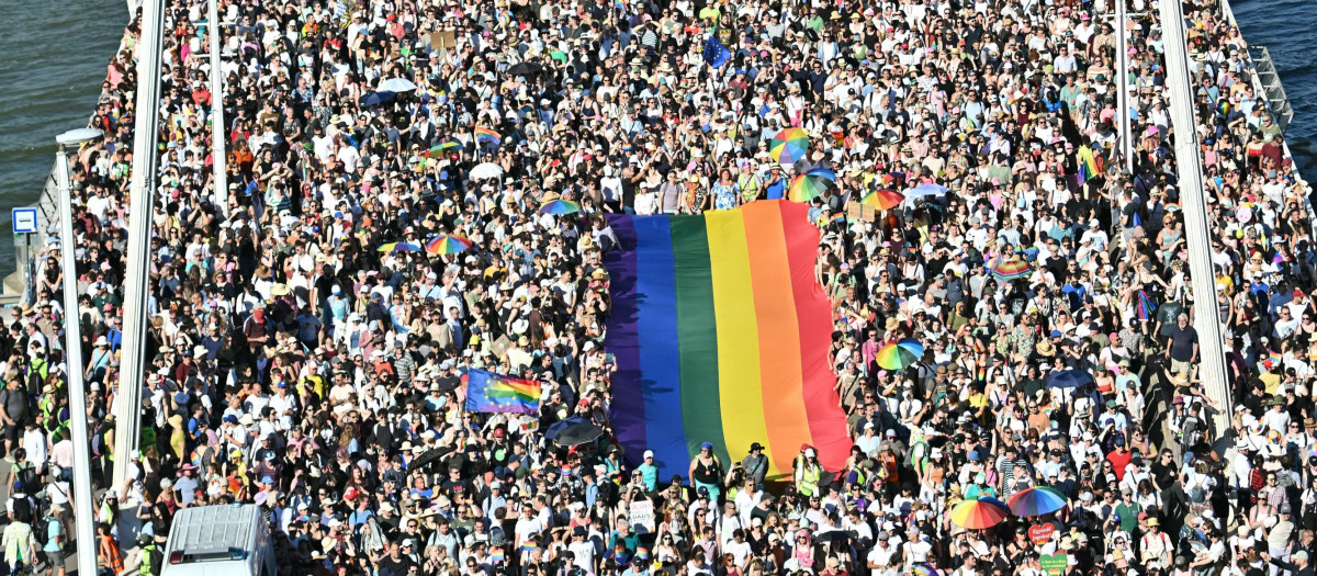Personas portan una bandera arcoíris durante el desfile del Orgullo de Budapest