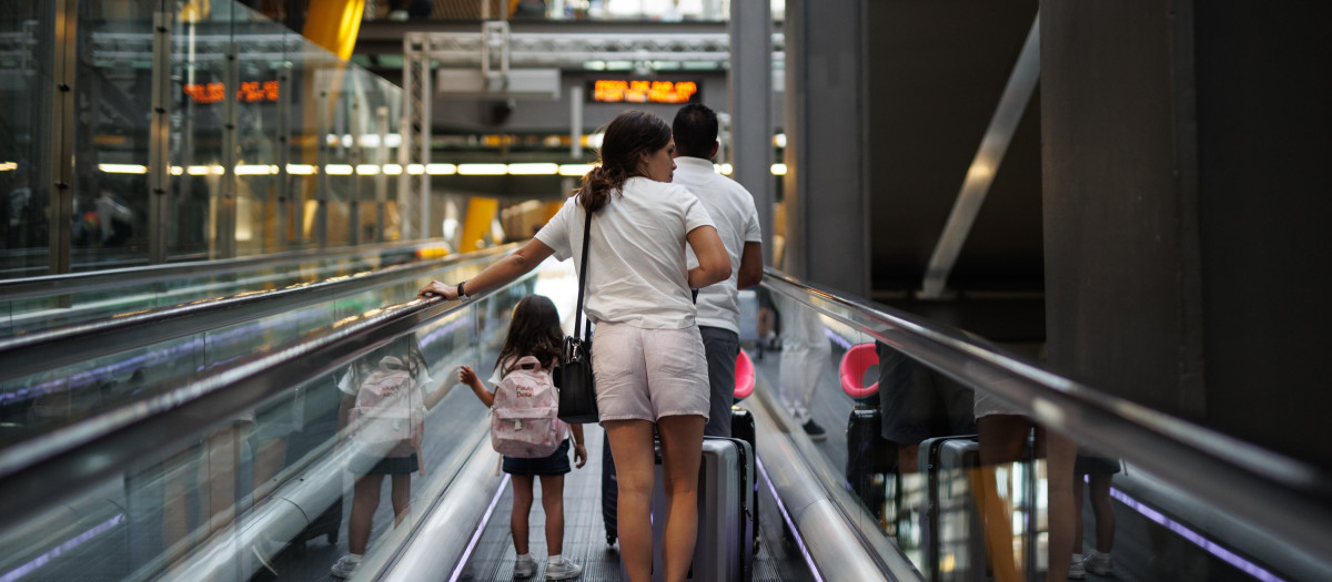 Varios viajeros en la terminal 4 del Aeropuerto Adolfo Suárez Madrid-Barajas