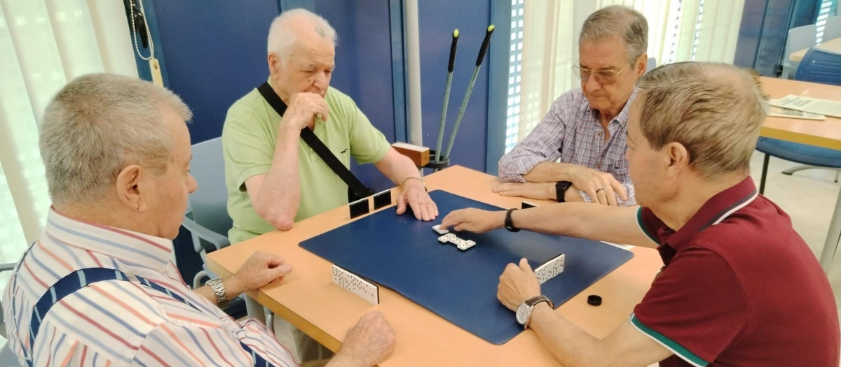 Jugar al dominó con aire acondicionado es más agradable