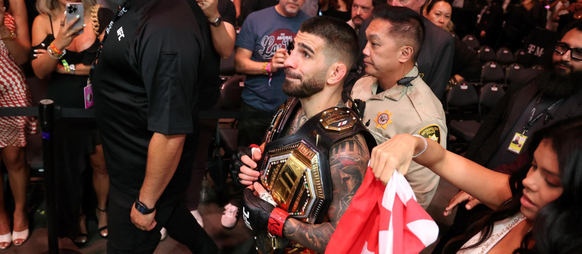 Topuria con su doble cinturón de la UFC