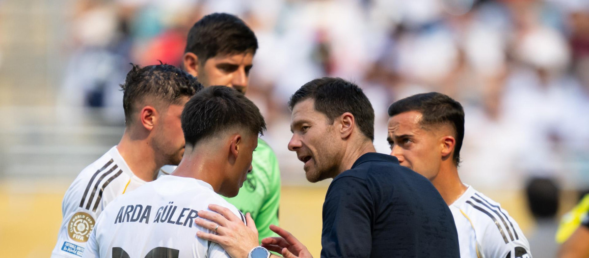 Xabi Alonso da indicaciones a Arda Güler en un partido del Real Madrid en el Mundial de Clubes
