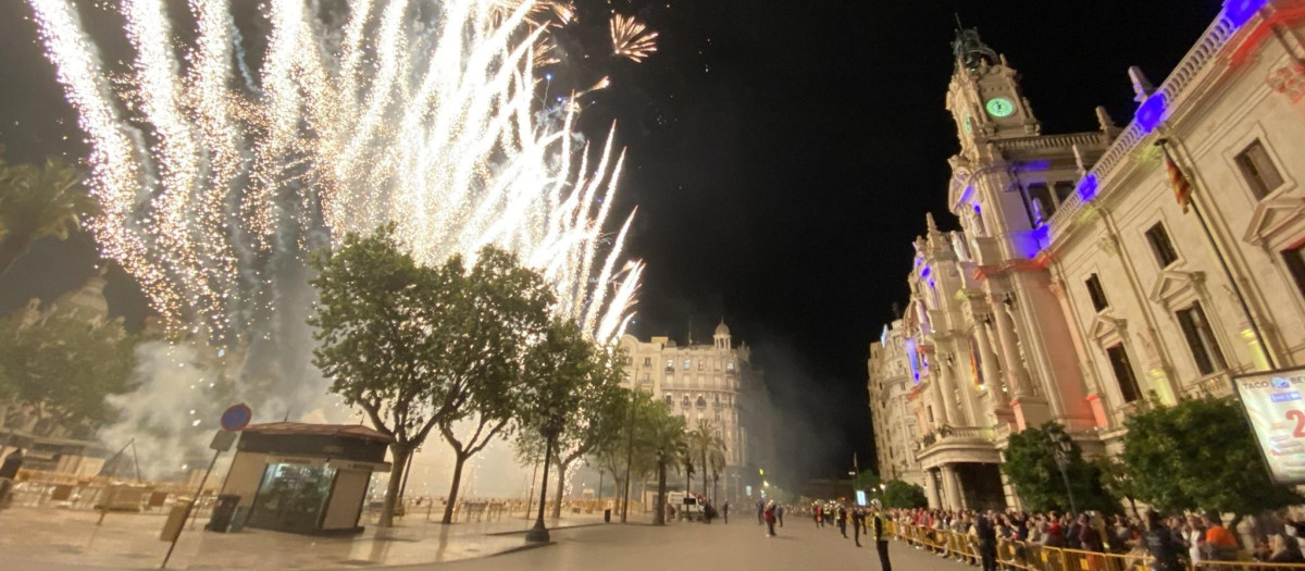 Imagen de archivo de un castillo de fuegos artificiales en la plaza del Ayuntamiento de Valencia.