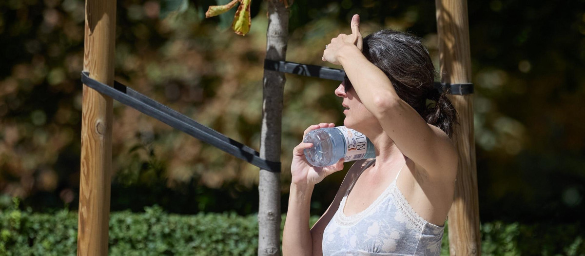 Una mujer con una botella de agua, en una imagen de archivo