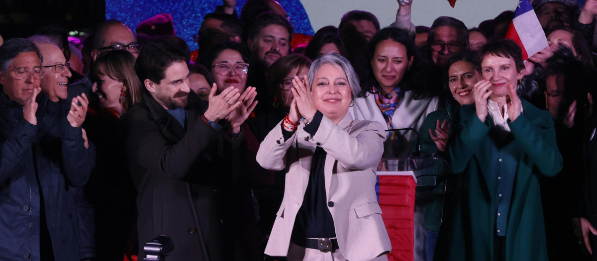 AME9788. SANTIAGO (CHILE), 29/06/2025.- La comunista, Jeannette Jara (c), festeja su triunfo este domingo, en Santiago (Chile). Definida por sus cercanos como carismática, decidida, empática y con gran capacidad de trabajo y diálogo, la abogada Jeannette Jara, una de las ministras mejor valoradas del gabinete progresista liderado por el actual presidente de Chile, Gabriel Boric, se convirtió en la primera comunista que liderará la candidatura de unidad de la izquierda a la Presidencia del país. EFE/ Elvis González