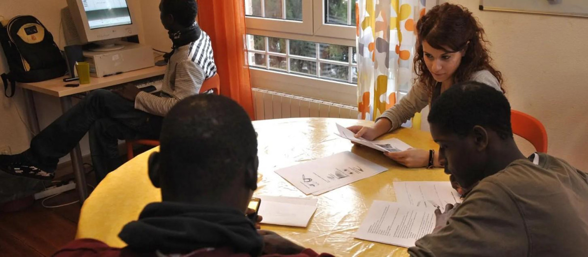 Varios inmigrantes reciben clases de español en Burgos