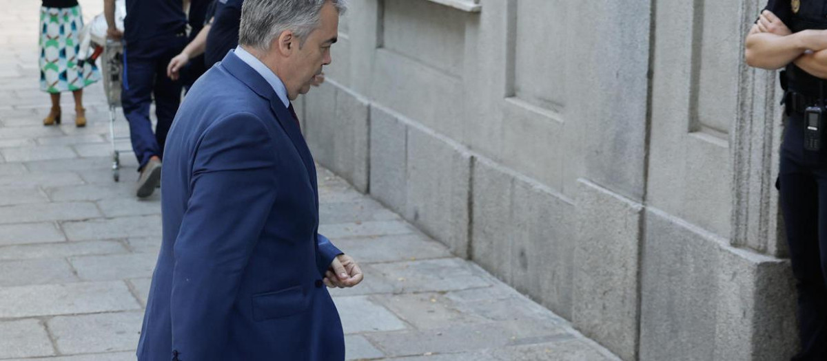 El ex secretario de organización del PSOE Santos Cerdán en la puerta del Supremo