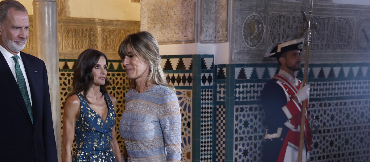 SEVILLA, 29/06/2025.- El rey Felipe VI (i) y la reina Letizia reciben a la mujer del presidente del Gobierno español, Begoña Gómez, este domingo, momentos antes de la cena de gala que han ofrecido a los líderes mundiales que asisten a la IV Conferencia Internacional sobre Financiación para el Desarrollo. EFE/ Chema Moya POOL