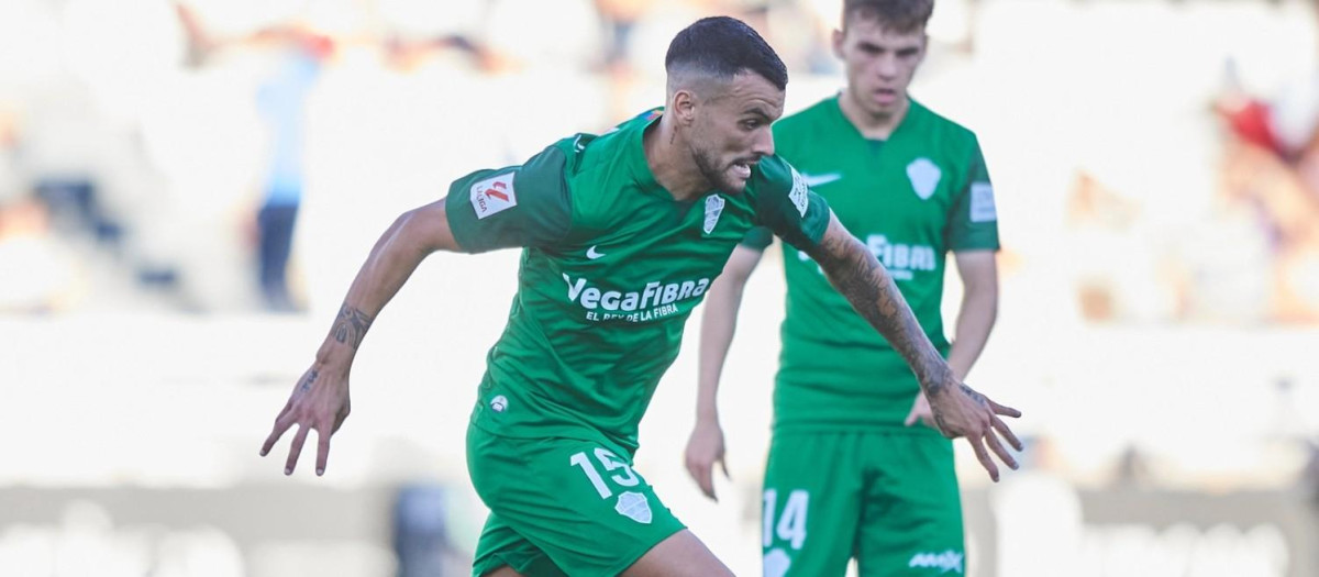 Álex Martín, en un partido con la camiseta del Elche