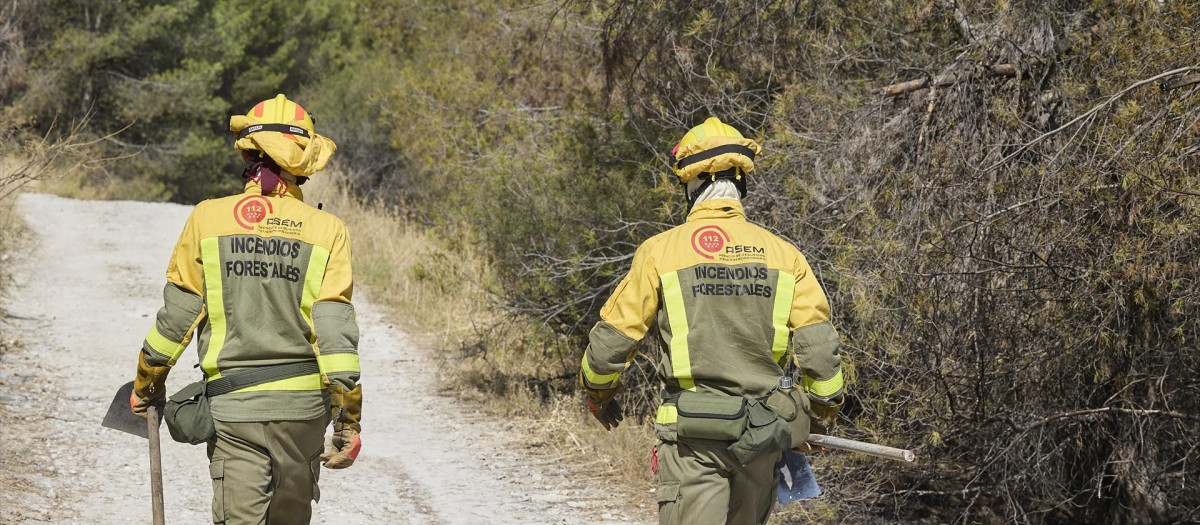 Dos bomberos trabajan en la zona.