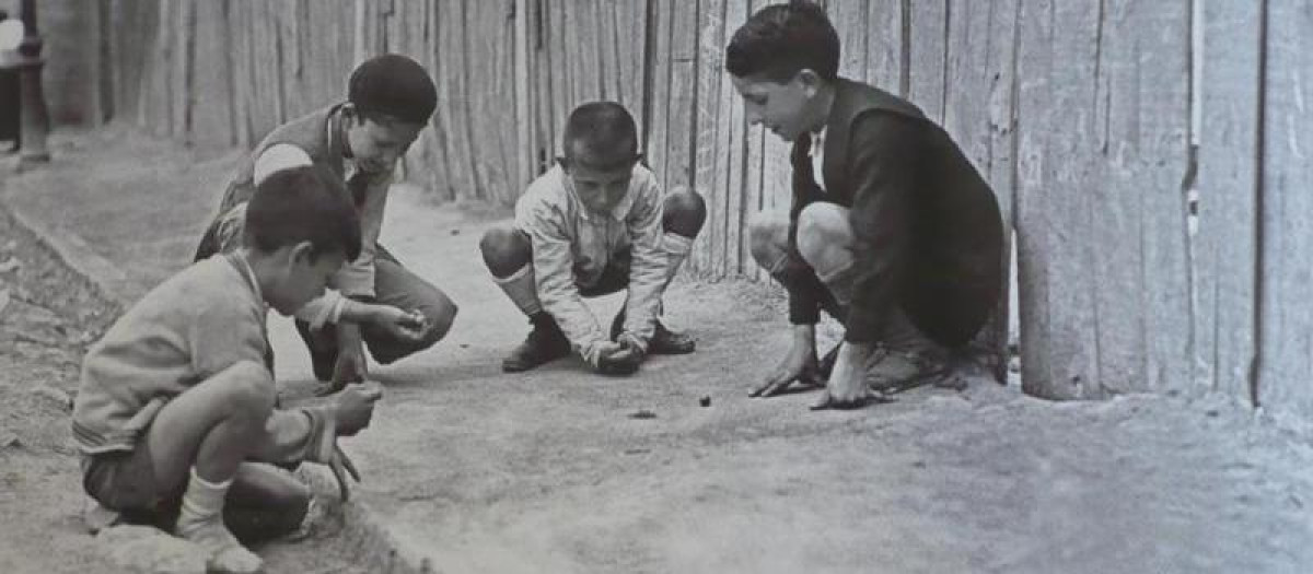 Niños jugando a las canicas