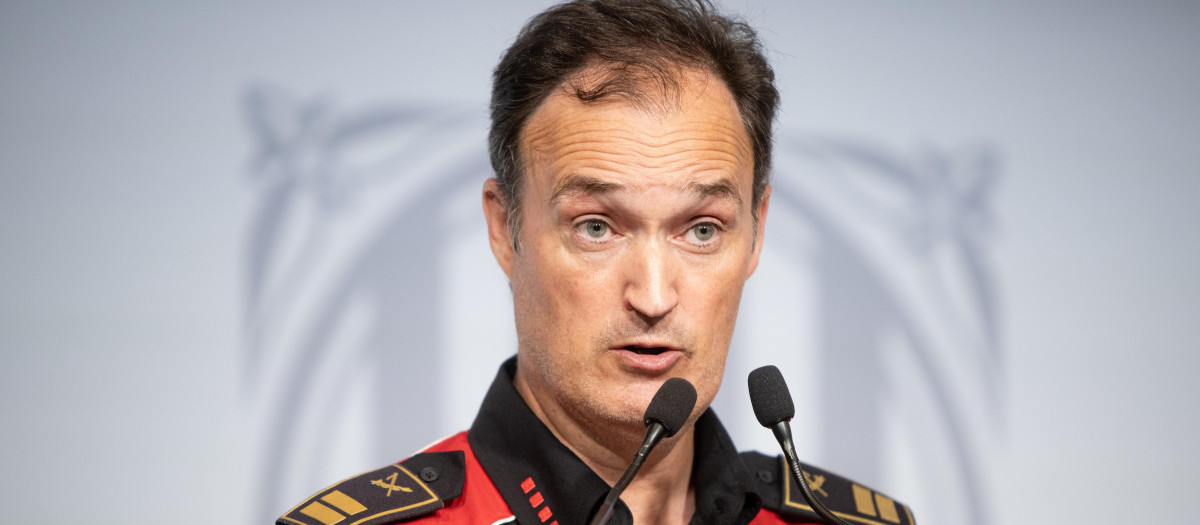 El comisario jefe de los Mossos d'Esquadra, Eduard Sallent, comparece ante la prensa para explicar el dispositivo policial en torno al expresidente de la Generalitat, Carles Puigdemont, en la Conselleria de Interior, a 9 de agosto de 2024, en Barcelona, Catalunya (España). El conseller de Interior en funciones ha afirmado durante la rueda de prensa que los Mossos d'Esquadra no esperaban "un comportamiento tan impropio", en referencia a la huida del expresidente Carles Puigdemont, y ha acusado a Junts de usar a los ciudadanos como extras de un engaño. Los Mossos d'Esquadra detuvieron ayer, 8 de agosto, a dos agentes del cuerpo por presuntamente ayudar al expresidente de la Generalitat, Carles Puigdemont, a salir tras pronunciar su discurso por la mañana.