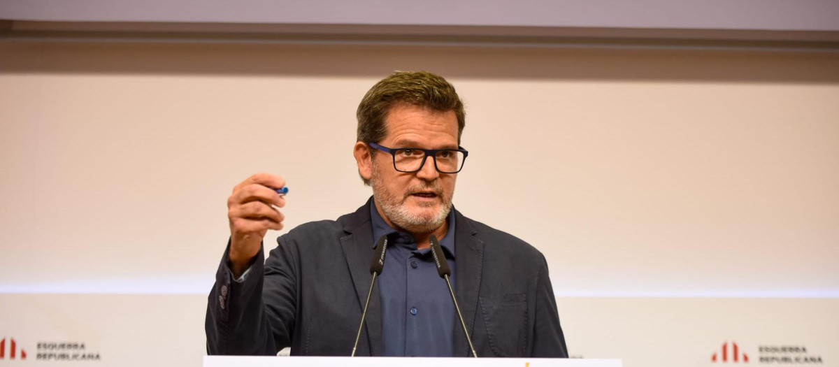 El portavoz de ERC, Isaac Albert, durante la rueda de prensa