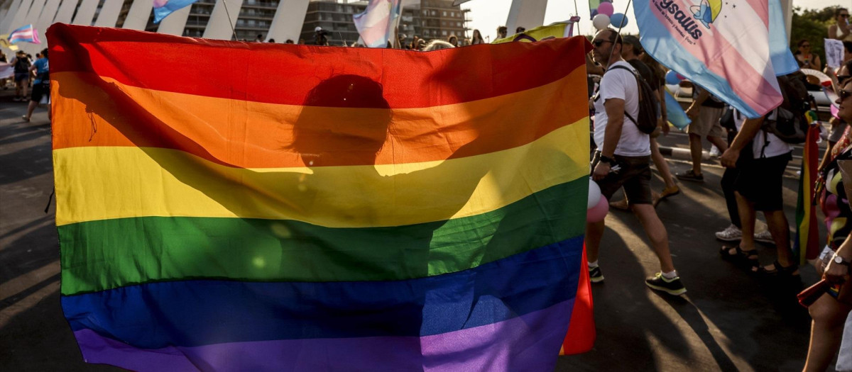 Cientos de personas durante la manifestación del Orgullo LGTBI+, a 28 de junio de 2025