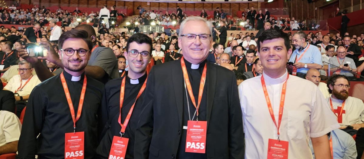 Monseñor Sebastián Chico Martínez, con tres sacerdotes de Jaén, en el Vaticano