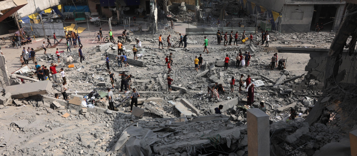 Palestinos revisan los escombros en los terrenos de la escuela Yaffa, en el barrio de Tuffah, en la ciudad de Gaza