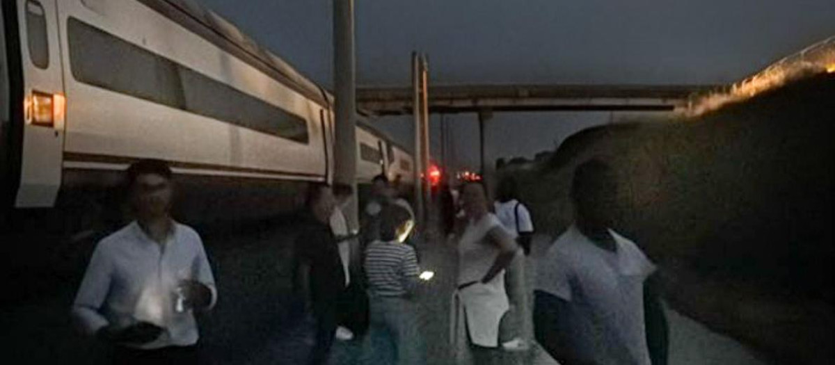 Uno de los trenes Avant de Renfe afectados, varado en mitad del campo en plena noche