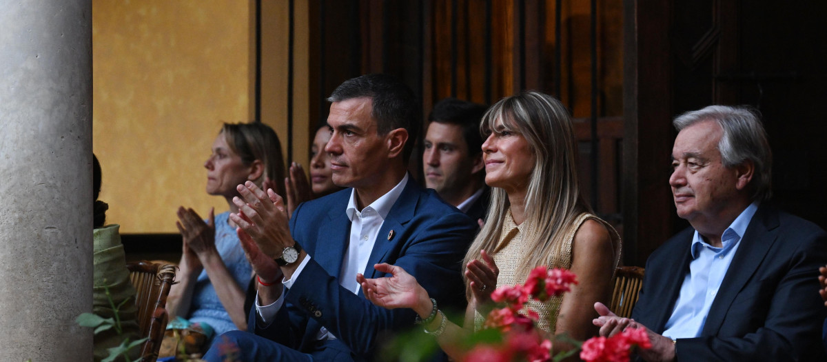 El presidente del Gobierno, Pedro Sánchez, y su mujer, Begoña Gómez, durante la inauguración de la cumbre de la ONU en Sevilla