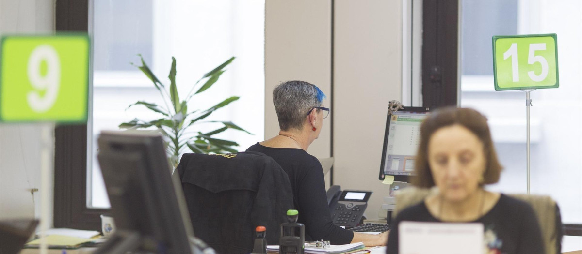 Trabajadores en una oficina de empleo de la Seguridad Social.