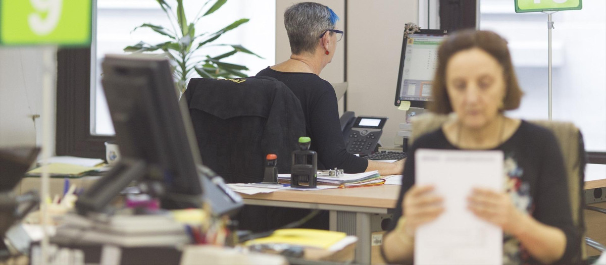 Trabajadores en una oficina de empleo de la Seguridad Social.