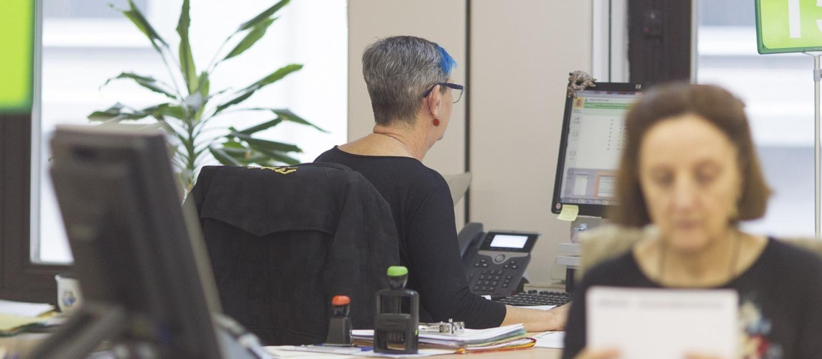 Trabajadores en una oficina de empleo de la Seguridad Social.