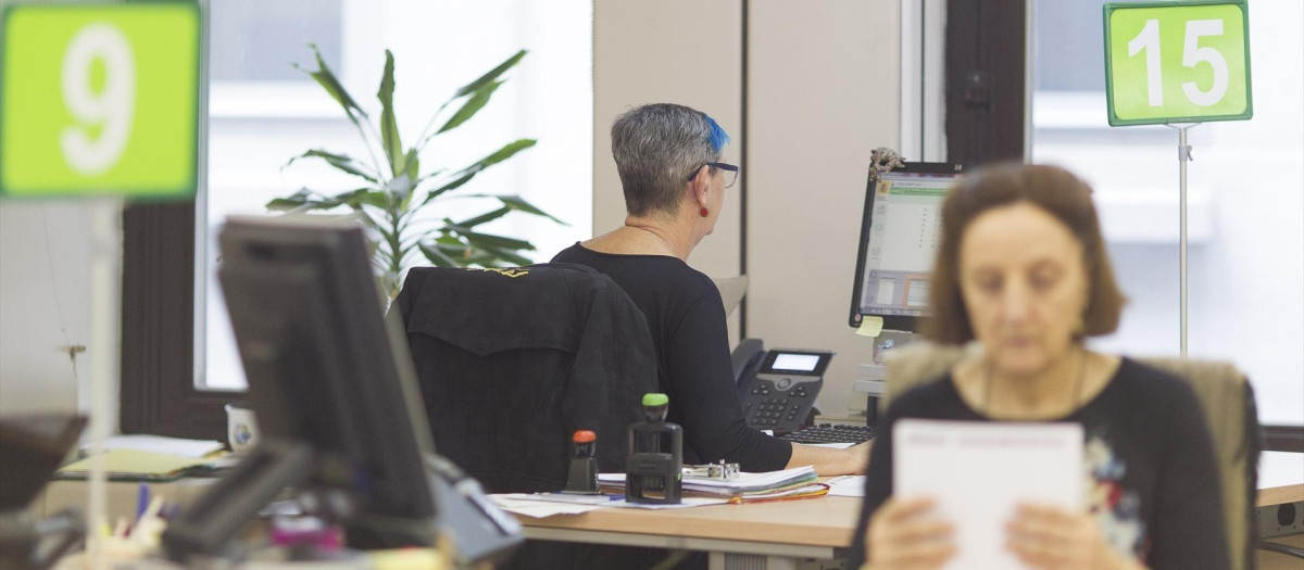 Trabajadores en una oficina de empleo de la Seguridad Social.