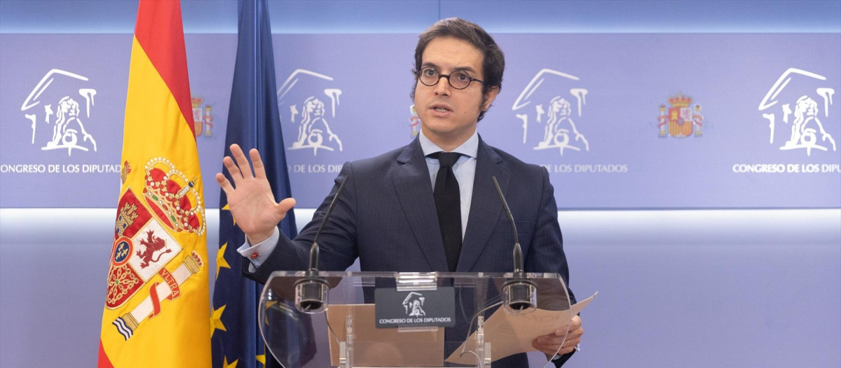 El secretario general del grupo parlamentario de Vox en el Congreso, José María Figaredo, durante una rueda de prensa