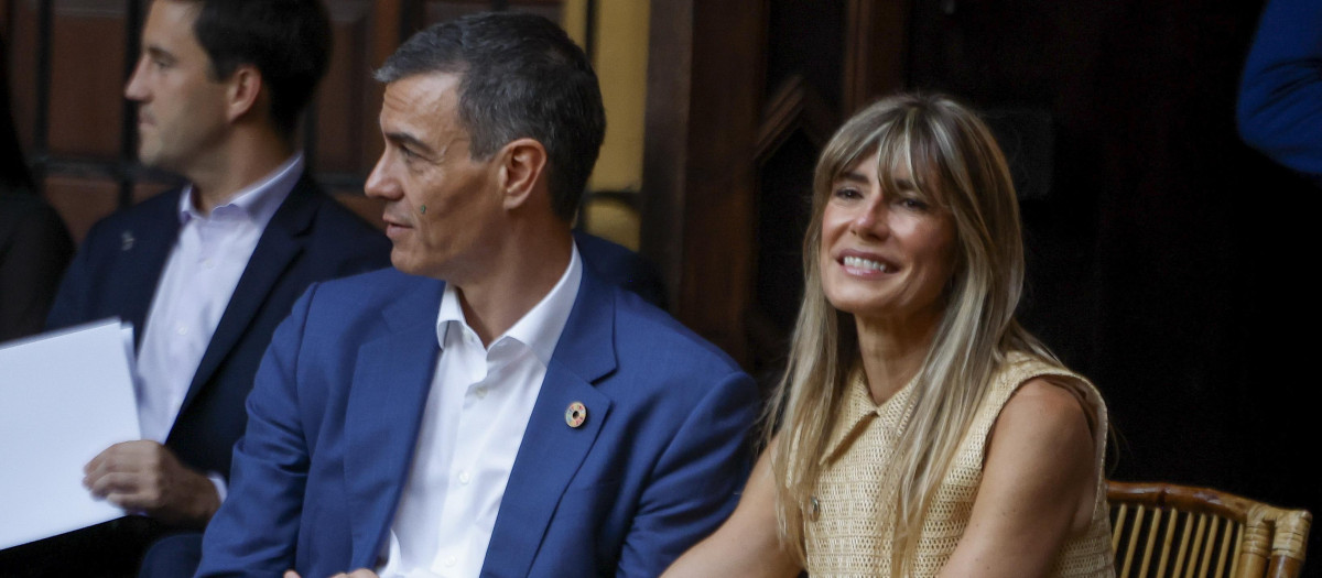 SEVILLA, 30/06/2025.- El presidente del Gobierno español, Pedro Sánchez y su mujer, Begoña Gómez durante la cena oficial a los participantes en la IV Conferencia Internacional para el Desarrollo de Sevilla, este lunes en Palacio de las Dueñas. EFE/ JuanJo Martín POOL