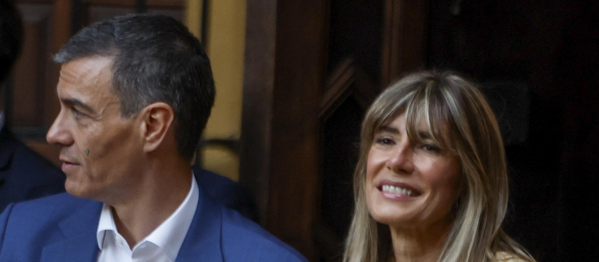 SEVILLA, 30/06/2025.- El presidente del Gobierno español, Pedro Sánchez y su mujer, Begoña Gómez durante la cena oficial a los participantes en la IV Conferencia Internacional para el Desarrollo de Sevilla, este lunes en Palacio de las Dueñas. EFE/ JuanJo Martín POOL
