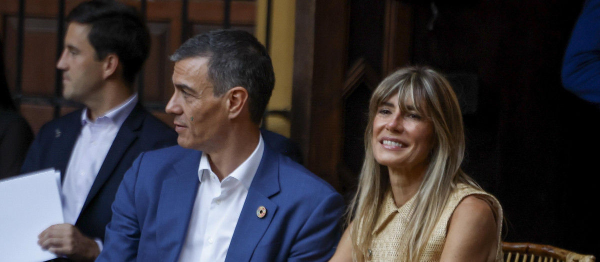 SEVILLA, 30/06/2025.- El presidente del Gobierno español, Pedro Sánchez y su mujer, Begoña Gómez durante la cena oficial a los participantes en la IV Conferencia Internacional para el Desarrollo de Sevilla, este lunes en Palacio de las Dueñas. EFE/ JuanJo Martín POOL