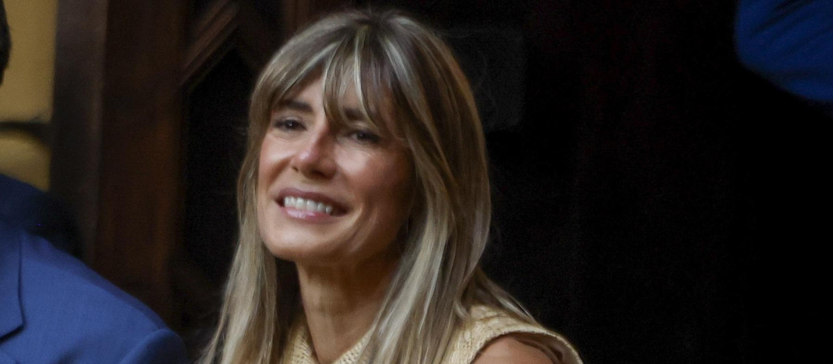 SEVILLA, 30/06/2025.- El presidente del Gobierno español, Pedro Sánchez y su mujer, Begoña Gómez durante la cena oficial a los participantes en la IV Conferencia Internacional para el Desarrollo de Sevilla, este lunes en Palacio de las Dueñas. EFE/ JuanJo Martín POOL