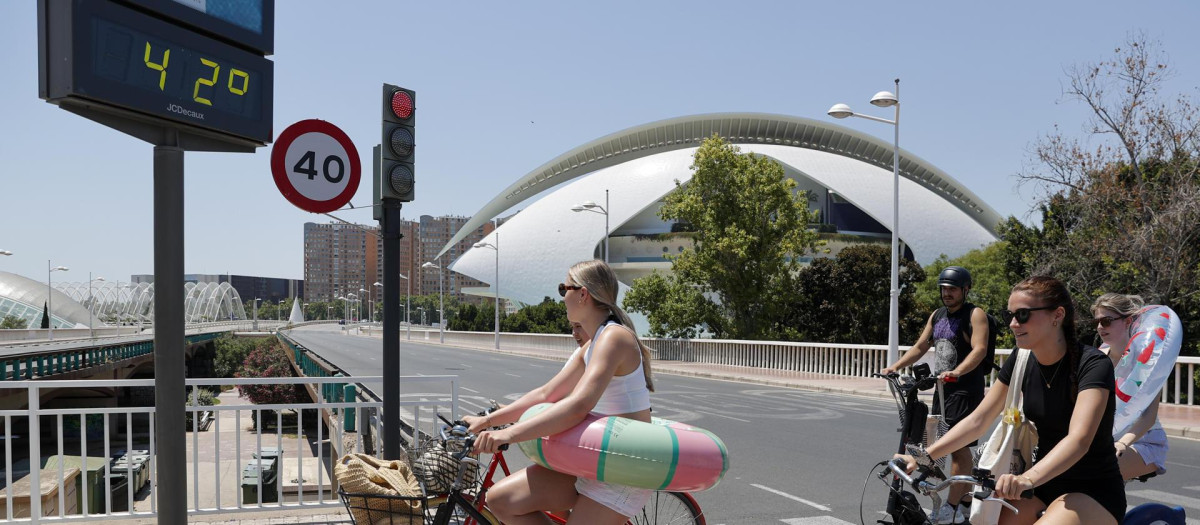 Imagen de un termómetro marcando 42 grados tomada este martes en la ciudad de Valencia
