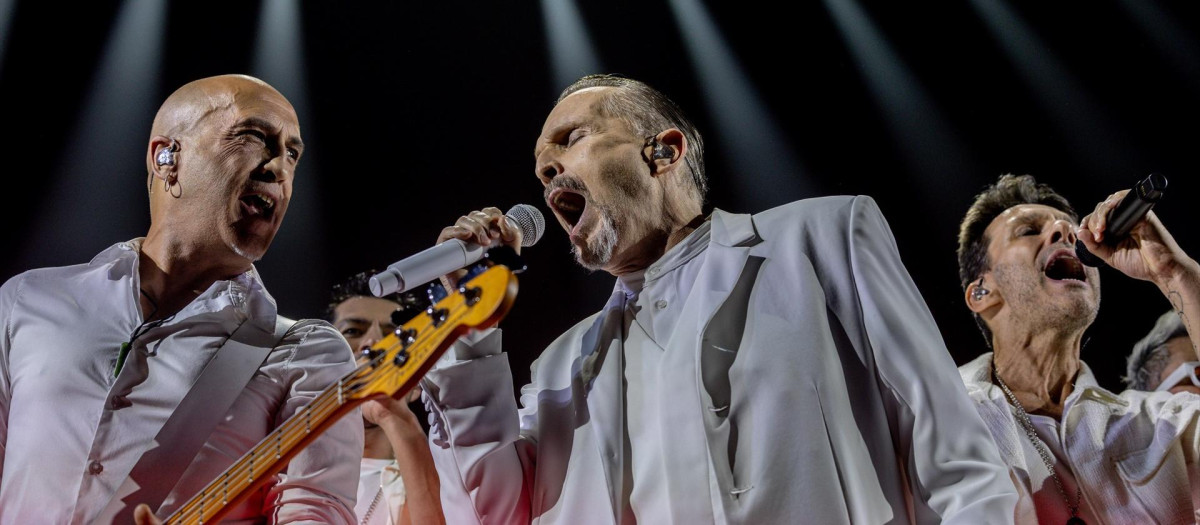 El cantante Miguel Bosé durante su concierto en el Movistar Arena