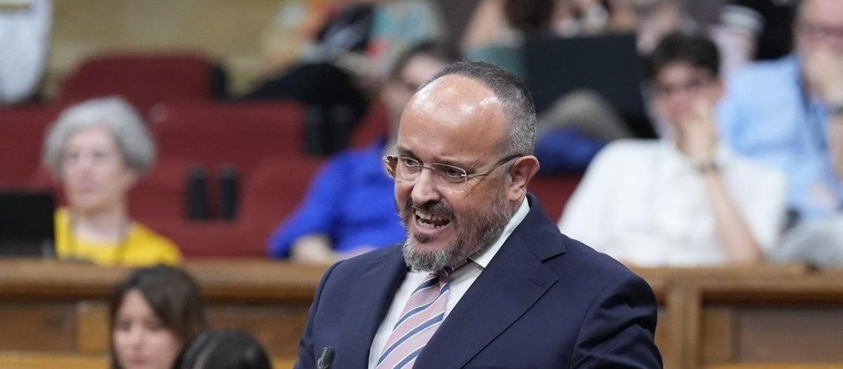 El presidente del PP de Cataluña, Alejandro Fernández, este miércoles en el pleno del Parlament