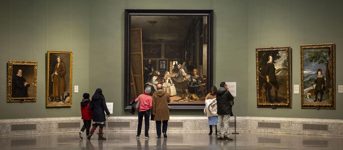 Varias personas contemplas 'Las Meninas'. de Velázquez, en una imagen de archivo