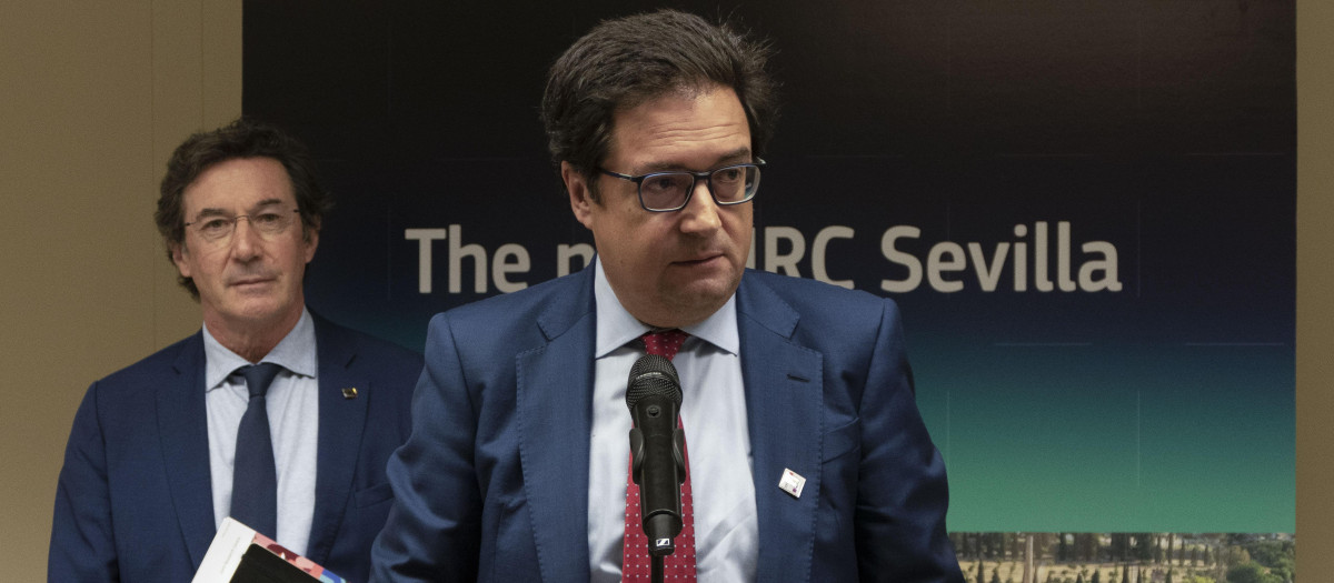 El ministro para la Transformación Digital y de la Función Pública, Óscar López, atiende a la prensa en el marco de su visita a la sede del Centro Común de Investigación de la Comisión Europea (JRC) de Sevilla.