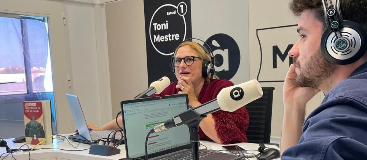 Imagen de archivo de una emisión del programa Queda't amb mi, en À Punt Ràdio