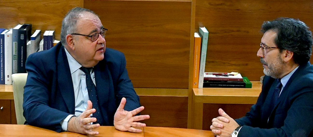 En el centro de la imagen, Alejandro Vázquez Ramos, consejero de Sanidad de Castilla y León