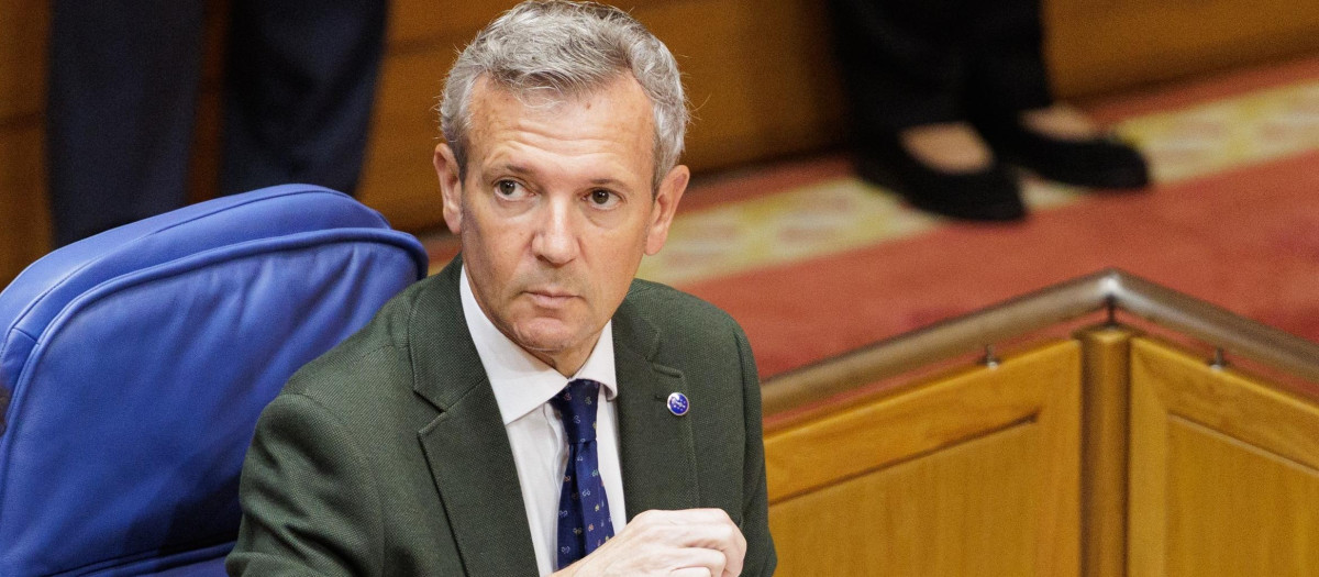 O presidente da Xunta, Alfonso Rueda, responde ás preguntas dos grupos na Cámara. Parlamento de Galicia, 25/06/25.