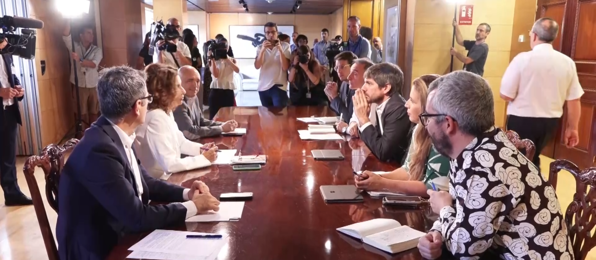 Reunión entre el PSOE y Sumar