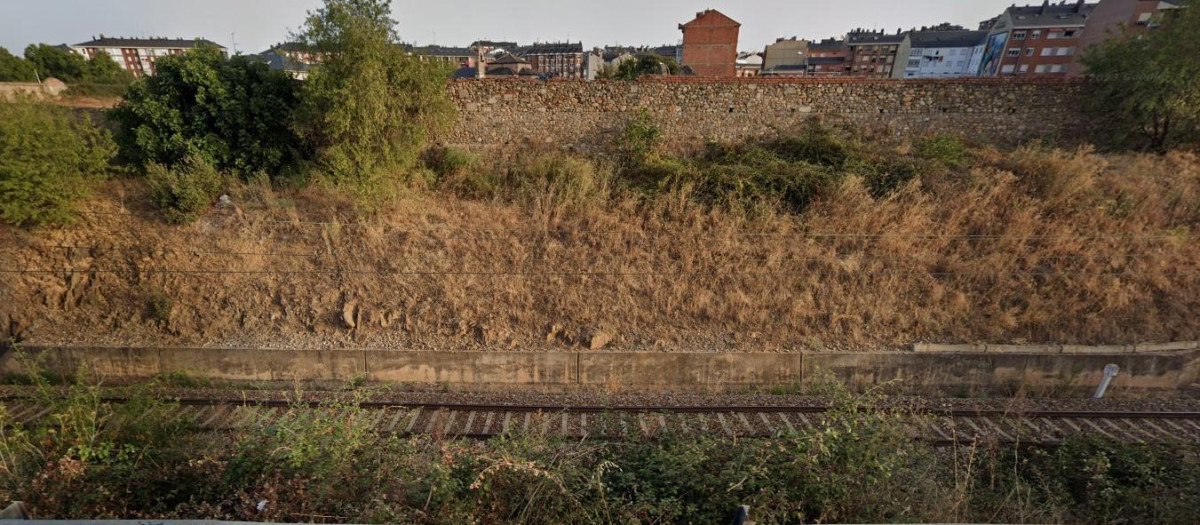 Vía del tren junto a la calle donde ha sido arrollado un hombre este miércoles, en Ponferrada