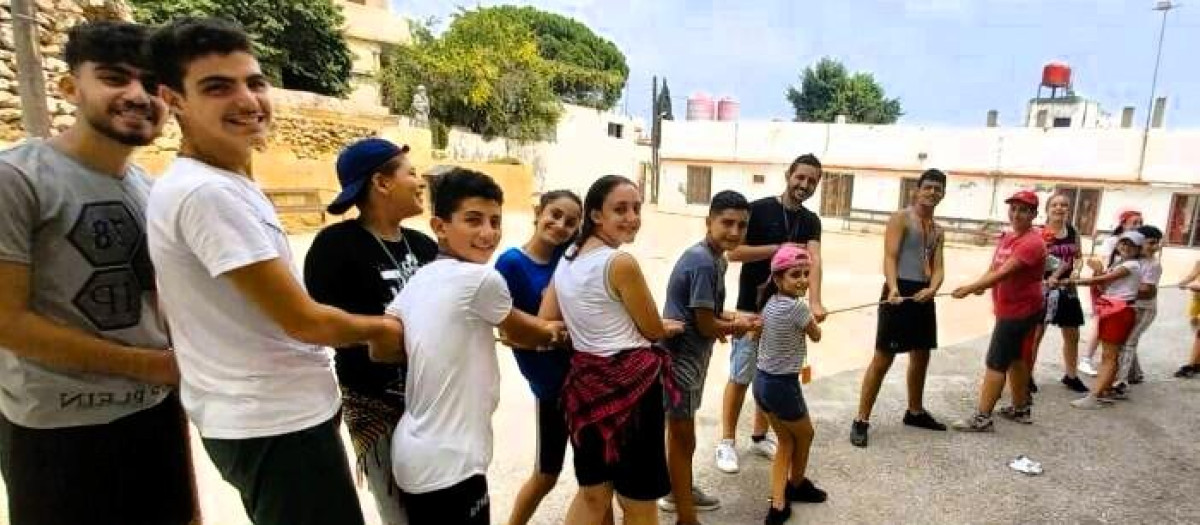 Unos niños libaneses juegan durante un campamento